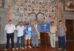 Il sindaco Mazzola con il podista Belliere e la delegazione tarquiniese dell'Andpi