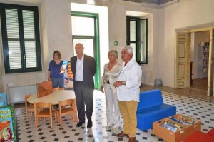 Il sindaco Mazzola, l'assessore Ravera e il presidente della commissione consiliare Centini alla biblioteca comunale
