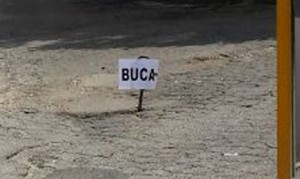 La segnalazione della buca via Castello Vetulonia