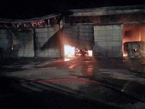 Tarquinia - Le fiamme all'interno del capannone