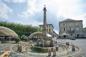 Oriolo Romano, fontana delle Picche e palazzo comunale