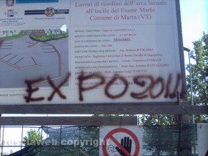 Il cartello dei lavori imbrattatoIl cartello dei lavori imbrattato
