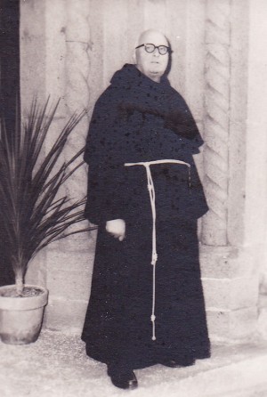 Padre Giovanni Auda sull'ingresso della basilica di San Francesco