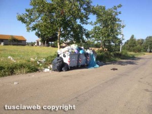 Viterbo - I rifiuti in località Pratoleva 