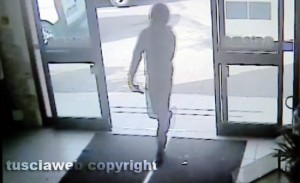 I rapinatori ripresi mentre entrano nel supermercato