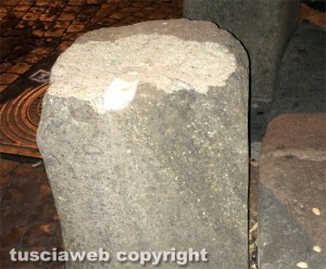Viterbo - Danneggiata e deturpata la fontana di San Faustino