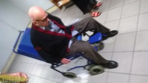 L'anziano sull'unica sedia a rotelle disponibile