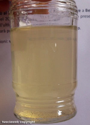 L'acqua gialla uscita dal rubinetto