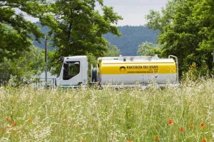 Il camion di raccolta degli oli