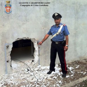 Il foro praticato dai malviventi nel muro dell'azienda