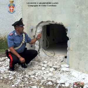 Il foro praticato dai malviventi nel muro dell'azienda