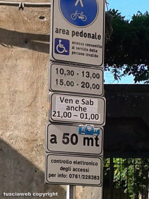 Un cartello in via Mazzini - Viterbo
