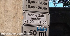 Un cartello in via Mazzini - Viterbo