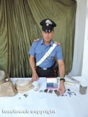 La droga e il materiale sequestrato dai carabinieri di Tarquinia