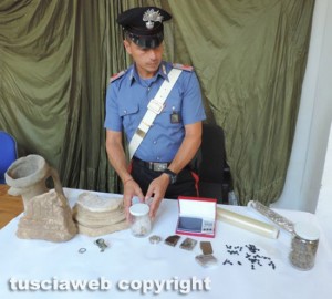 La droga e il materiale sequestrato dai carabinieri di Tarquinia