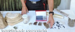 La droga e il materiale sequestrato dai carabinieri di Tarquinia