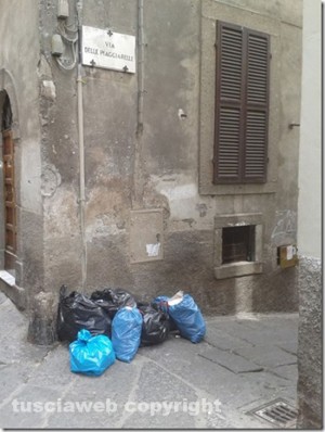 I sacchi d'immondizia in via Piaggiarelle