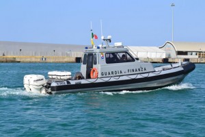 L'imbarcazione della finanza per i soccorsi in mare