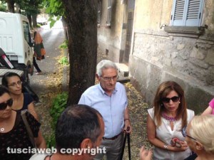 Alberi in via Lorenzo da Viterbo, la protesta dei cittadini