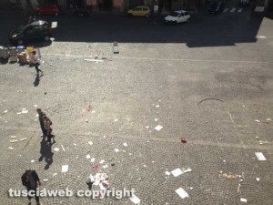 Viterbo - La sporcizia a piazza del Comune