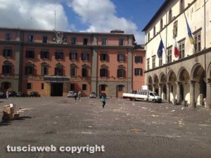 Viterbo - La sporcizia a piazza del Comune