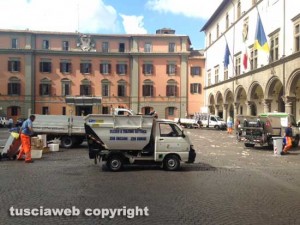Viterbo - La sporcizia a piazza del Comune