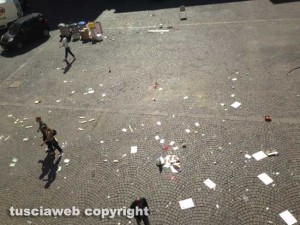 Viterbo - La sporcizia a piazza del Comune