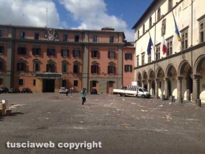 La sporcizia a piazza del Comune