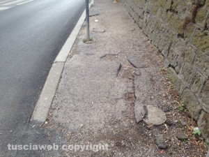 Il marciapede distrutto a via della Palazzina