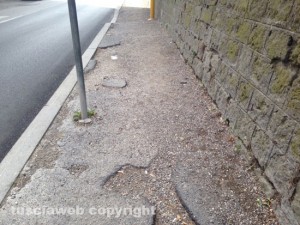 Il marciapede distrutto a via della Palazzina