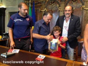 La premiazione del Pianoscarano con il delegato Sergio Insogna
