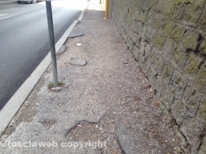 Il marciapede distrutto a via della Palazzina