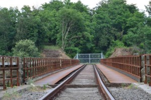 Il cancello in lamiera sul ponte della ferrovia di Ronciglione 