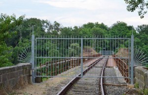 Il cancello in lamiera sul ponte della ferrovia di Ronciglione