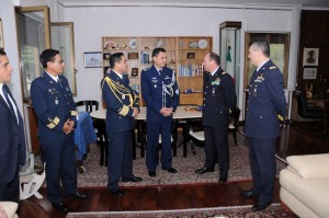 Gli addetti militari delle ambasciate e il generale Camperi nell'ufficio del comandante