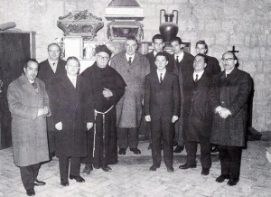 Il gruppo di presepisti della chiesa di san Francesco insieme a padre Giovanni 