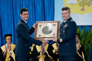 Il capo corso consegna il quadro del corso al comandante