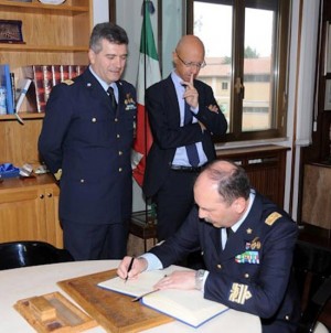 Il generale Camperi firma l'albo d'onore