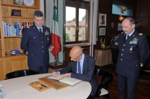 Il magnifico rettore firma l'albo d'onore