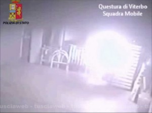 Lo scoppio dell'incendio, filmato dalle telecamere
