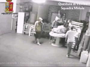 I tre ragazzi ripresi mentre appiccano l'incendio
