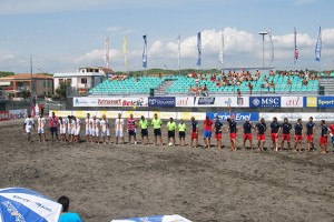 Inizio di una partita di beach soccer a Montalto di Castro
