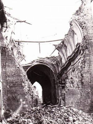 La chiesa di san Francesco dopo i bombardamenti della seconda guerra mondiale 