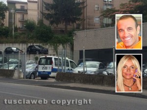 La polizia locale alla concessionaria in via della Palazzina - Nei riquadri: Elio e Catia Marchetti