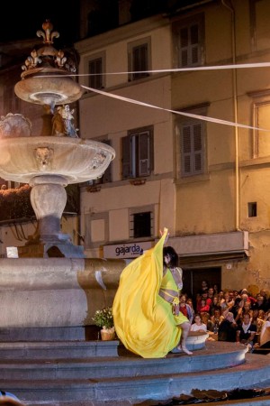 Palio delle barche, Parisina Antonozzi danza intorno alla fontana - Foto di Domenico Mascagna