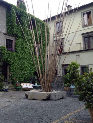 L'installazione di Massimo De Giovanni a piazza del Ginnasio