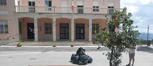L'immondizia davanti al comune