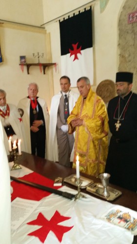 Monsignor Ireneo e padre massimo con dignitari templari durante la canonizzazione