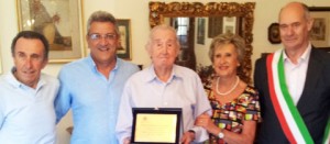 Il signore Oreste con i figli, il sindaco Mazzola e l'assessore Leoni