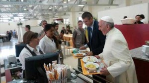 Papa Francesco alla mensa del Vaticano